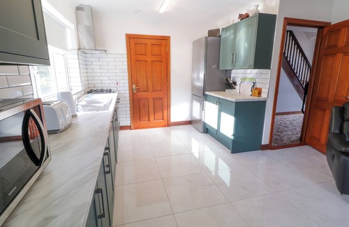Glaise Bheag Cottage | TEACH ANNIE AGUS PADDY, pet friendly in Gortahork, County Donegal
