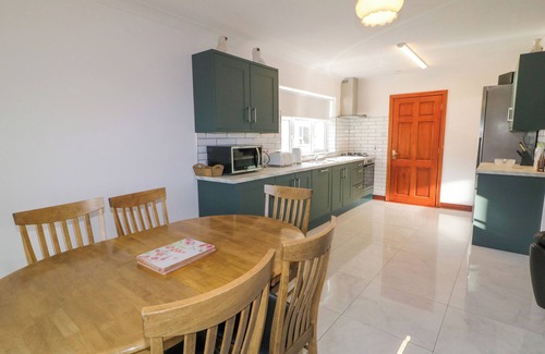 Glaise Bheag Cottage | TEACH ANNIE AGUS PADDY, pet friendly in Gortahork, County Donegal