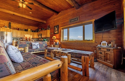 Cody House | Teal Door Escape- country living close to town