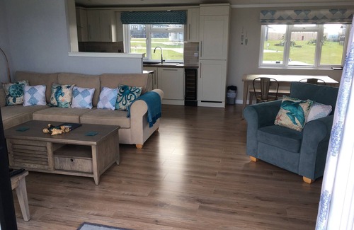 Truro Cabin | Teal Lodge Cornwall - Luxury 2-bed Lodge with hot tub & heated indoor pool
