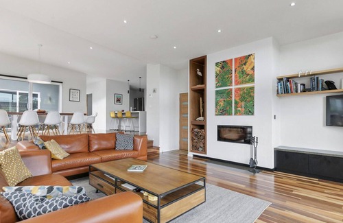 Surf Coast House | Tearmann - WIFI and a Hop, Skip and Jump to the Beach