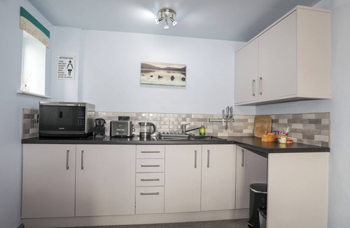 Llanycil Cottage | TEGID LAKESIDE - BALA LAKE, romantic in Bala