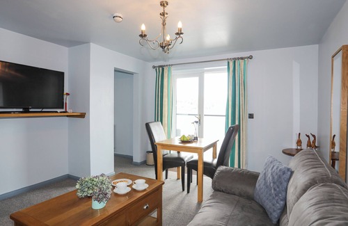 Llanycil Cottage | TEGID LAKESIDE - BALA LAKE, romantic in Bala