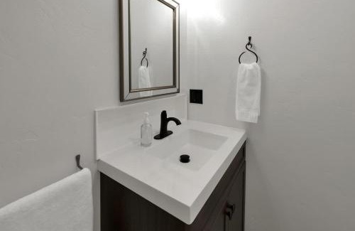 Fredericksburg House | Tejas Suite Walking Distance to Main St!