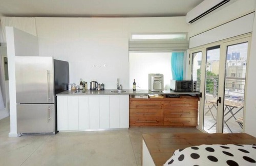 Tel Aviv City Center Apartment | Tel Aviv charm suite jacuzzi and a view of the sea and the Carmel market