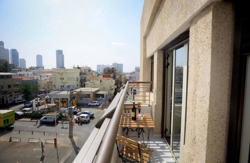 Tel Aviv City Center Apartment | Tel Aviv charm suite jacuzzi and a view of the sea and the Carmel market