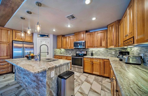 Kyrene-Superstition House | Tempe Temptation: Luxury Home w/Jacuzzi