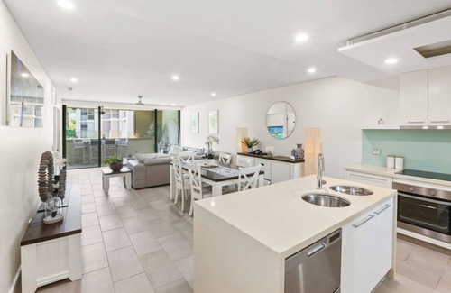 Palm Cove Apartment | Temple Tranquility: Luxe Beachfront Retreat with Stunning Views