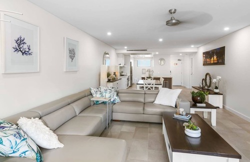 Palm Cove Apartment | Temple Tranquility: Luxe Beachfront Retreat with Stunning Views