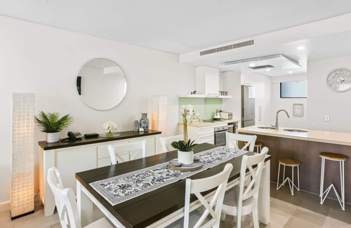 Palm Cove Apartment | Temple Tranquility: Luxe Beachfront Retreat with Stunning Views