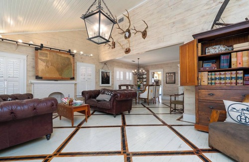 Sayles Blvd. Area House | Ten33 | Luxe Sayles District Experience, King Bed!