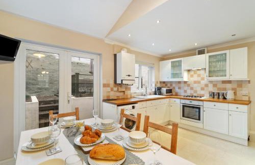 Tenby House | Tenby Cwtch - Short Walk to Beach