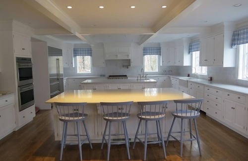 Chatham House | Tennis anyone? Beautiful, brand new construction with 8 bedrooms, 8 full baths and 2 half baths, that can sleep up to 20 guests.