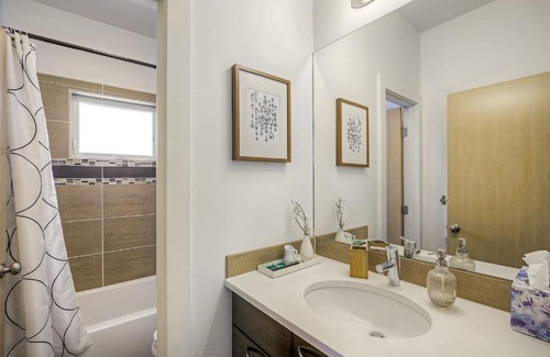Berkeley Bed & Breakfast | Tennyson St. Luxury Walk Everywhere Sleeps 8!