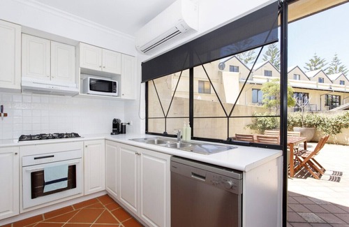 Fremantle Apartment | Terrace Heaven – Luxe Retreat in Fremantle
