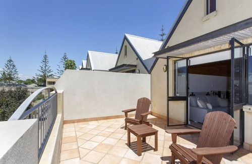 Fremantle Apartment | Terrace Heaven – Luxe Retreat in Fremantle