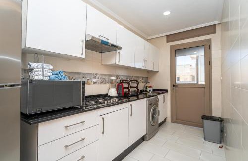 Tangier Apartment | Terrasse et Confort centre de Tanger, Charmant 2 ch spacieux, clim, WiFi, vue dégagée
