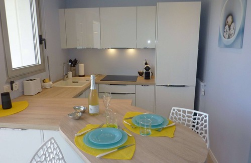 Golfe Juan Apartment | Terrassse on the top floor, view of the bay.
