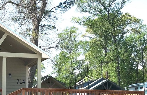 Willis Cottage | Texas Renaissance Festival! Lake Front Conroe 3 BR Condo with massive porch!