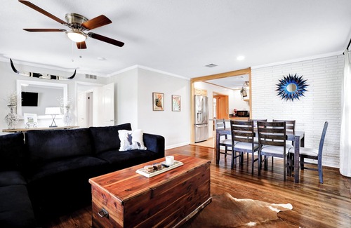 West San Antonio House | TexMex House – Spacious Family Retreat - Sleeps 16 - Near All Attractions