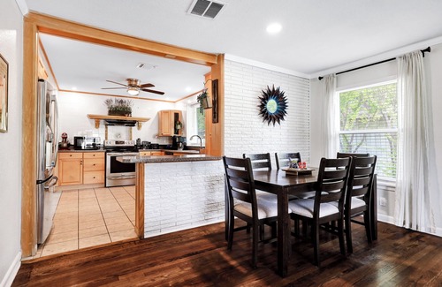 West San Antonio House | TexMex House – Spacious Family Retreat - Sleeps 16 - Near All Attractions