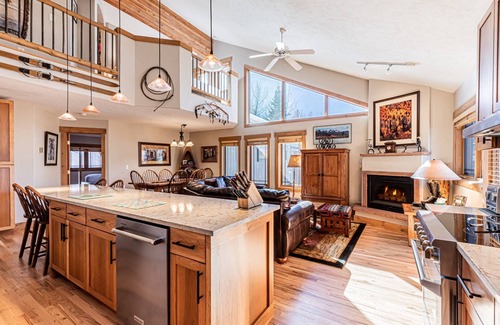 Steamboat Springs House | TH w/NEW Private Hot Tub/Amazing Views-Easy Access to Ski/Town-Garage-Fireplace-W/D in Unit-Grill
