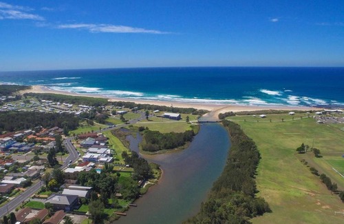 East Corrimal House | Thalassa Escape - Coastal Chic with Balinese Patio