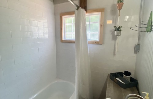 Dadeville Cottage | That 70's Kottage on Sunset Dr. BIG water view, sleeps 8