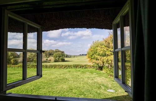 Marlow House | Thatched cottage with large garden and fireplace
