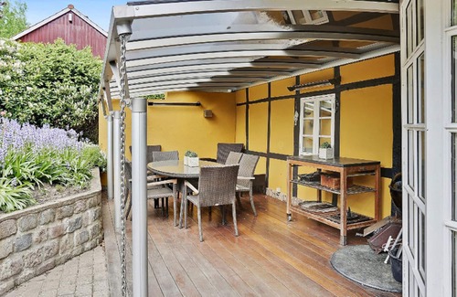 Bjert House | Thatched cottage with stylish furnishings right on the Baltic Sea