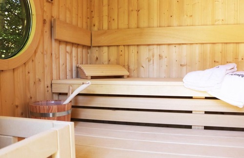 Manhagen Apartment | Thatched roof house with proximity to the Baltic Sea, outdoor sauna, playground & large garden