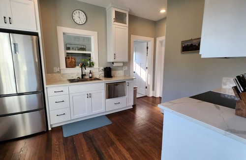 Stayton House | The 1908 Bungalow - 2 Bedroom/1 Bathroom Stayton, OR
