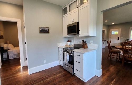 Stayton House | The 1908 Bungalow - 2 Bedroom/1 Bathroom Stayton, OR
