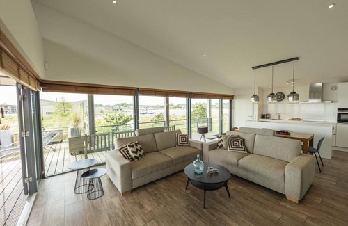 Ouddorp House | The 6-person Villa Comfort features a comfortable and stylishly furnished interior, views over the water, perfect for dogs and children.
