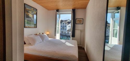 Unterseen Hotel | The Aarburg Hotel & Café