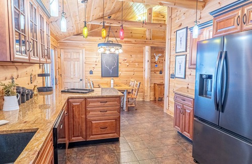 Lake George House | The Adirondacker- Spacious 4-bedroom house in charming Lake George with AC, WiFi