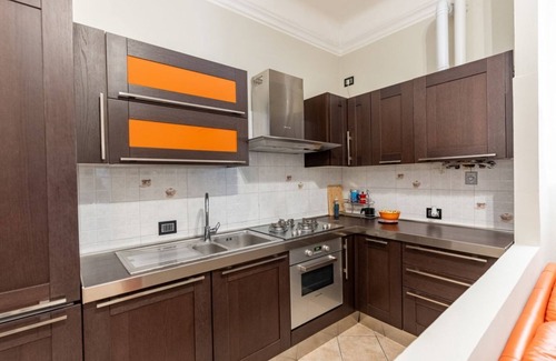 Washington Apartment | The apartment, a welcoming residence of approximately 70 square meters, is ideal for hosting up to 4 people. Located on the first floor of a building with elevator in the Washington district, one of the most elegant residential areas of Milan, it offers