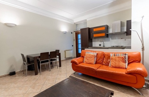 Washington Apartment | The apartment, a welcoming residence of approximately 70 square meters, is ideal for hosting up to 4 people. Located on the first floor of a building with elevator in the Washington district, one of the most elegant residential areas of Milan, it offers