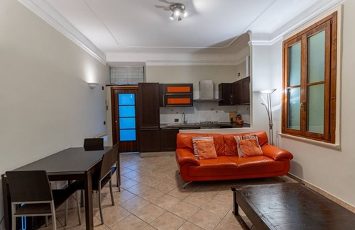 Washington Apartment | The apartment, a welcoming residence of approximately 70 square meters, is ideal for hosting up to 4 people. Located on the first floor of a building with elevator in the Washington district, one of the most elegant residential areas of Milan, it offers
