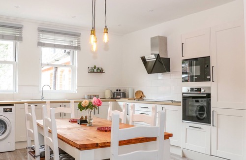 New Forest District Cottage | THE APOTHECARY, family friendly in Brockenhurst