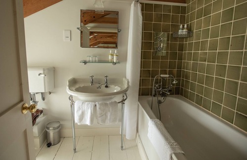 Newquay Apartment | The Apple Store is a 6 bedroom annex across a courtyard from the main house with separate open livin