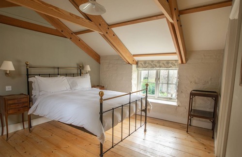 Newquay Apartment | The Apple Store is a 6 bedroom annex across a courtyard from the main house with separate open livin