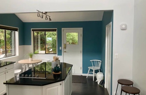 Juan de Fuca Electoral Area House | The Applebnb Entire 4 Bedroom Home & Gardens