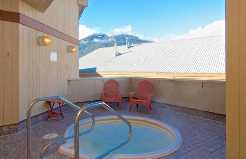 Village North Apartment | The Après, Village Studio with Hot Tub and View