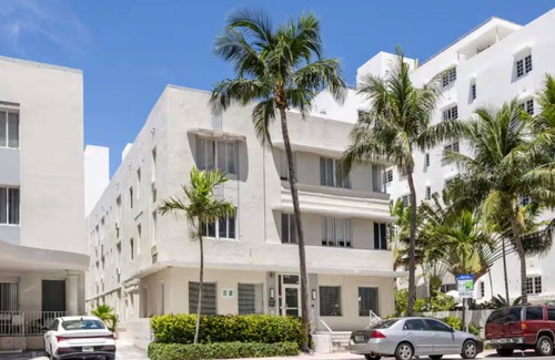 Mid Beach Apartment | The Art Deco Escape- BEACH STEPS AWAY
