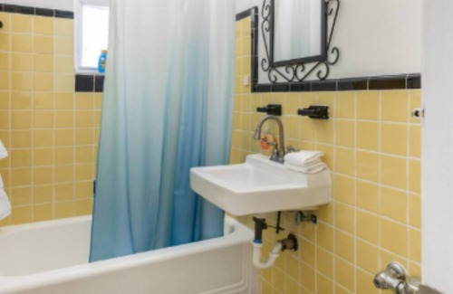 Mid Beach Apartment | The Art Deco Escape- BEACH STEPS AWAY