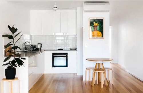 Bangalow Apartment | The Art Loft Bangalow - A Central Apartment in the Heart of Town