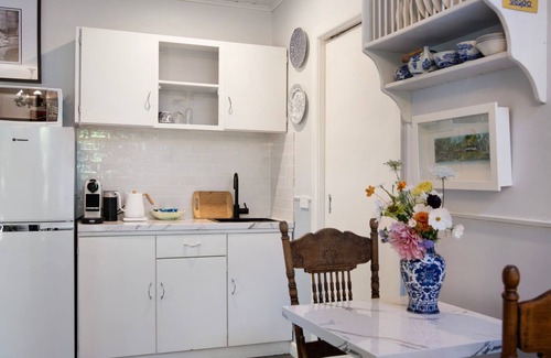 Daylesford Apartment | The Art Retreat-5 minute walk to Daylesford, quiet and tranquil