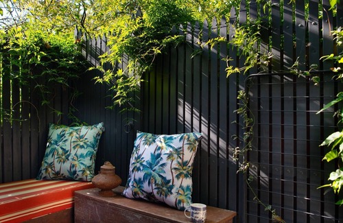 Daylesford Apartment | The Art Retreat-5 minute walk to Daylesford, quiet and tranquil