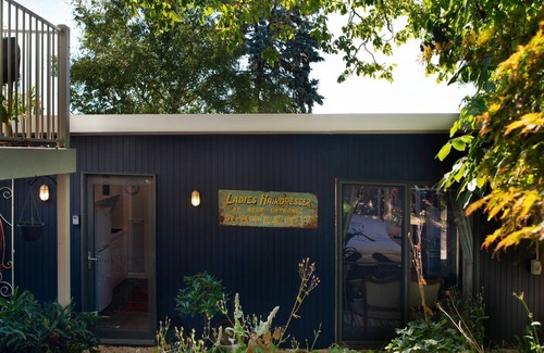 Daylesford Apartment | The Art Retreat-5 minute walk to Daylesford, quiet and tranquil